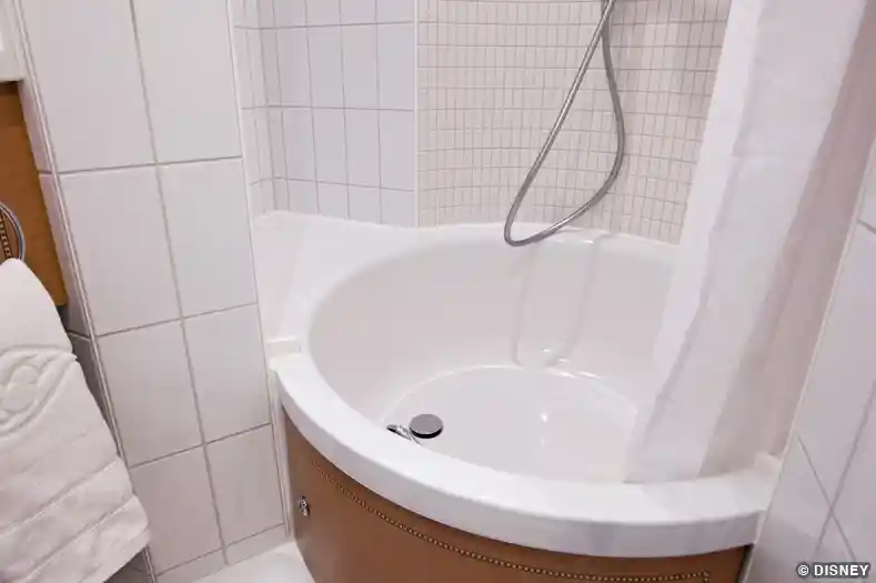 Round tub with shower (Family Stateroom on Disney Dream and Fantasy)